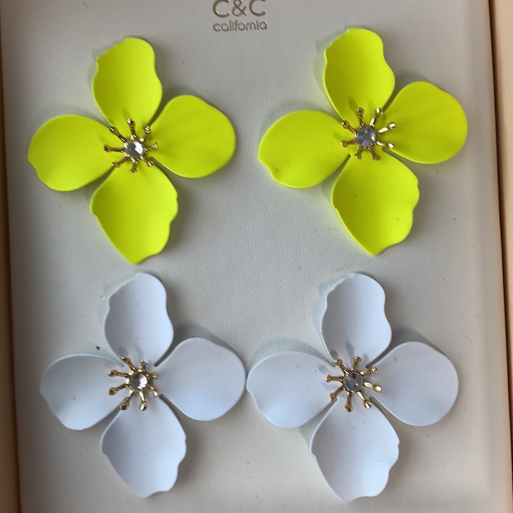 NEW—C&C California 2-Pack Flower Earrings
